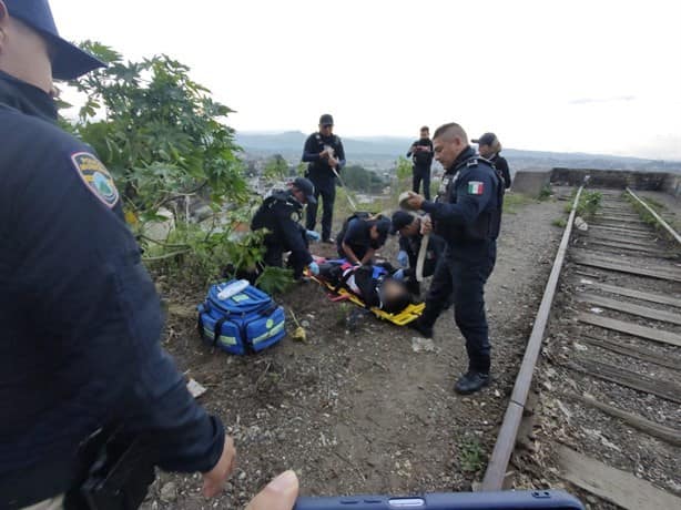Xalapa: Rescatan a persona apuñalada de un barranco en la colonia Carolino Anaya