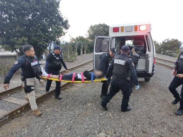 Xalapa: Rescatan a persona apuñalada de un barranco en la colonia Carolino Anaya