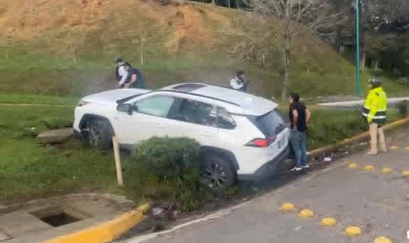 Dos mujeres en camioneta caen en Jardinera del Puente Ánimas, en Xalapa