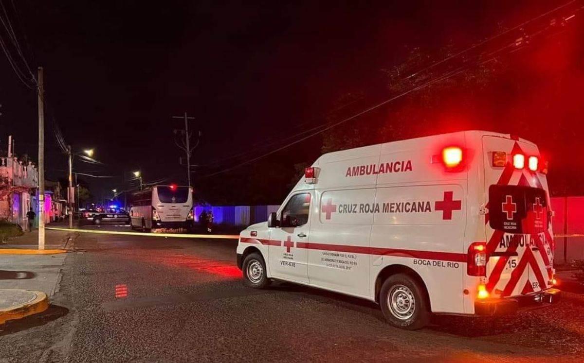 Hombre cae de la batea de una camioneta en Cotaxtla; se lesiona la cabeza