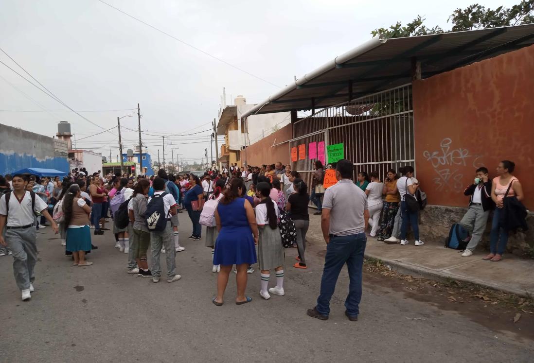 Tras protesta de padres, SEV enviará maestros a telesecundaria en Veracruz