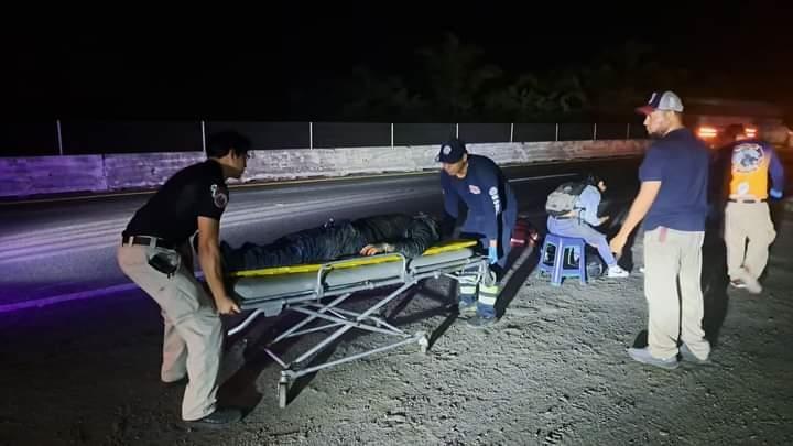 Tráiler arrolla a dos jóvenes motociclistas en Veracruz; uno falleció en el hospital