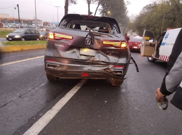 Camioneta y combi protagonizan choque en avenida Lázaro Cárdenas de Xalapa