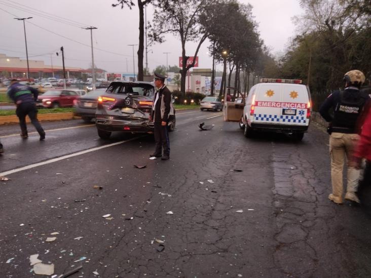 Camioneta y combi protagonizan choque en avenida Lázaro Cárdenas de Xalapa