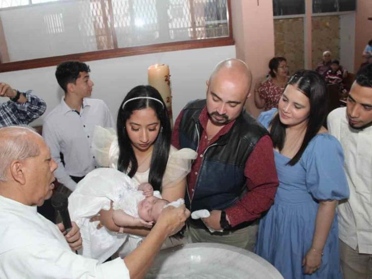 Ainhoa Santos Maza recibe el sacramento del Bautismo