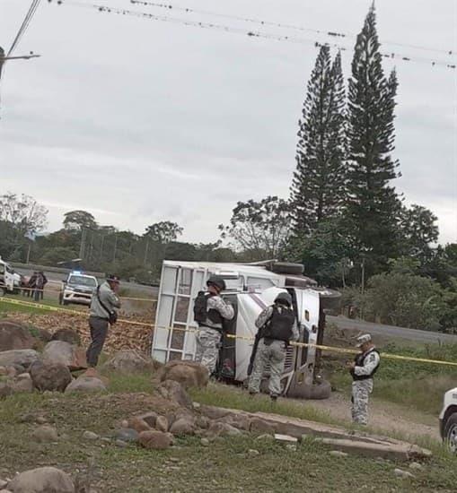 Vuelca camión cargado con toneladas de caña de azúcar en Cuitláhuac