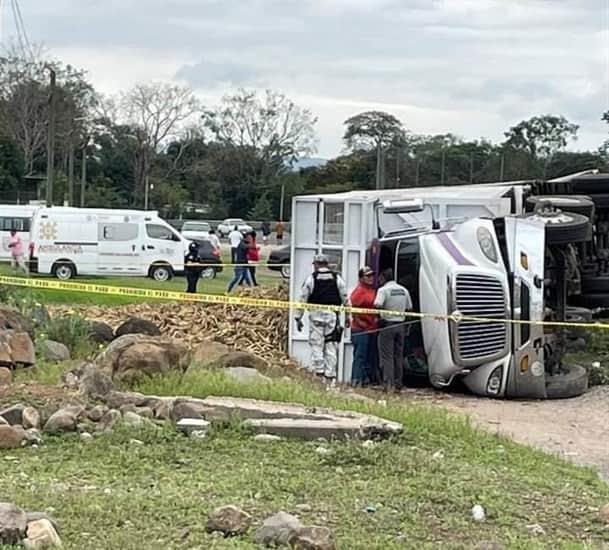 Vuelca camión cargado con toneladas de caña de azúcar en Cuitláhuac