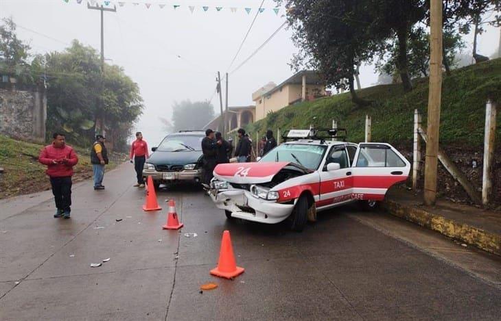 Conductor provoca choque contra un taxi en Ixhuatlán del Café