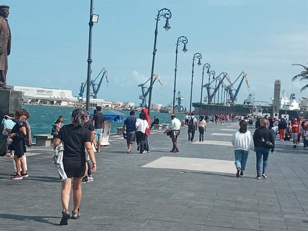 Pese al frente frío turistas llegan al puerto de Veracruz