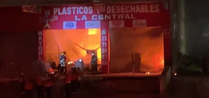 Se incendia local de plásticos en la Central de Abastos de Xalapa 