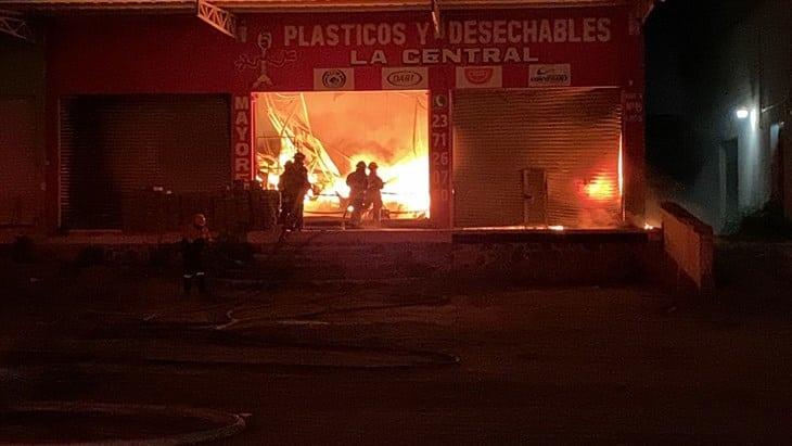 Se incendia local de plásticos en la Central de Abastos de Xalapa 