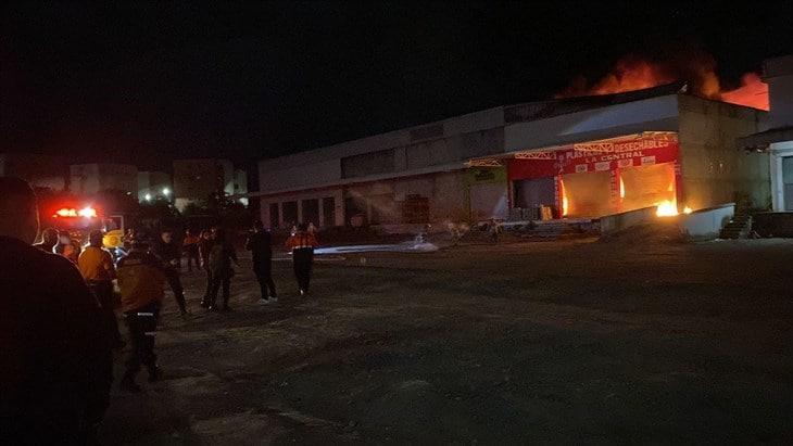 Se incendia local de plásticos en la Central de Abastos de Xalapa 