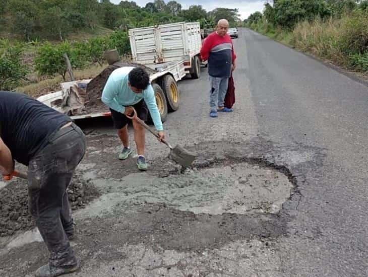 Habitantes de la comunidad de Santa Clara, realizan labores de bacheo en Misantla