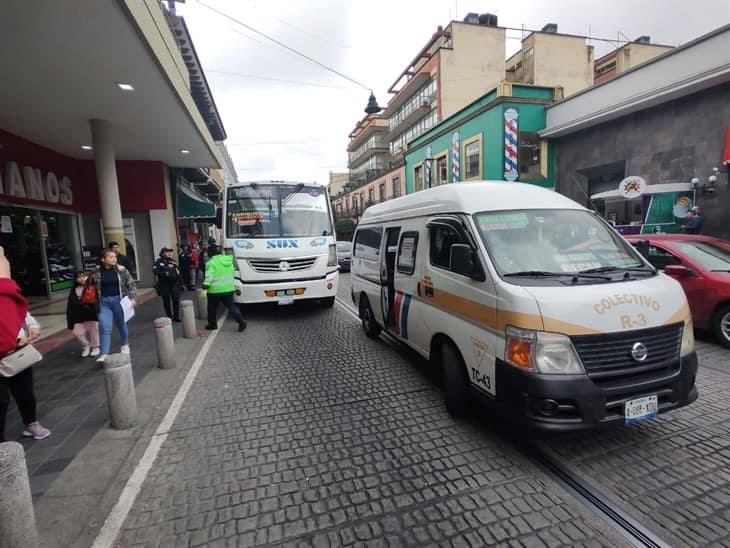 Se registra choque entre autobús y colectivo en la calle Enríquez de Xalapa