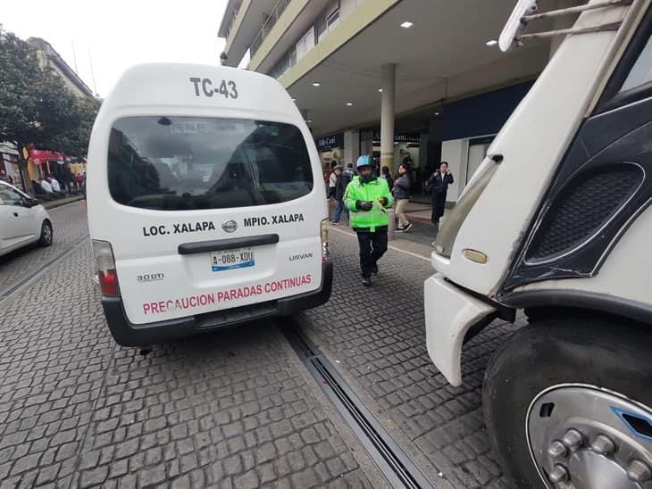 Se registra choque entre autobús y colectivo en la calle Enríquez de Xalapa