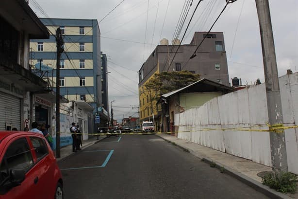 Obra ocasiona derrumbe de barda en vivienda de Orizaba; exigen reparación de daños