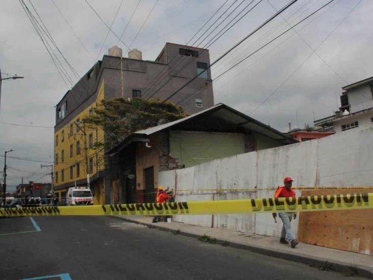 Obra ocasiona derrumbe de barda en vivienda de Orizaba; exigen reparación de daños