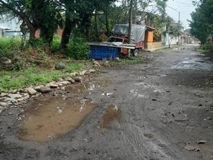 Ciudadanos piden obra para conectar calles Coral y Esmeralda en Misantla