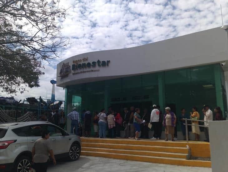 Gran afluencia de beneficiados de la pensión de adultos mayores del bienestar en el puerto de Veracruz
