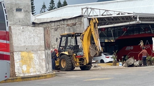 Obra ocasiona derrumbe de barda en vivienda de Orizaba; exigen reparación de daños