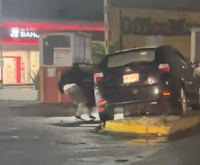 Conductor borracho se sube a guarnición del estacionamiento en Plaza Animas Xalapa 