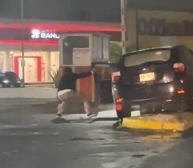 Conductor borracho se sube a guarnición del estacionamiento en Plaza Animas Xalapa 