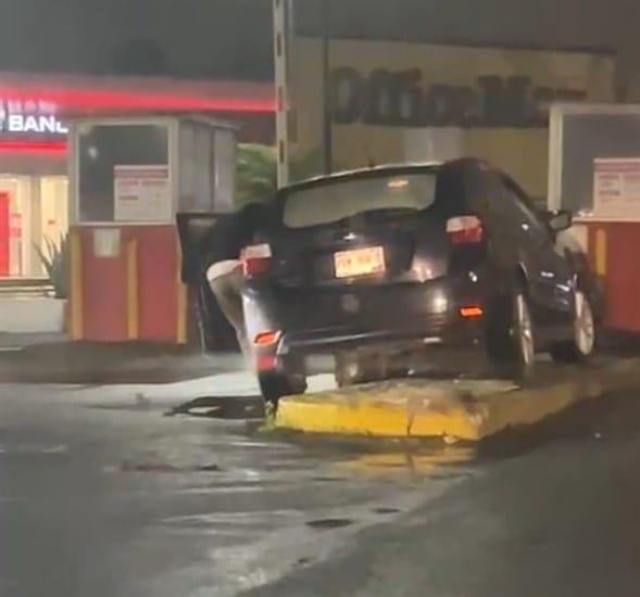 Conductor borracho se sube a guarnición del estacionamiento en Plaza Animas Xalapa 