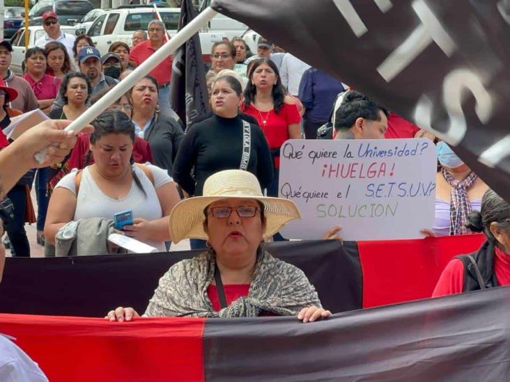 Integrantes del Setsuv protestan en Poza Rica; exigen aumento salarial del 20 %