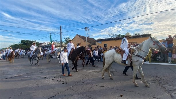 Inauguran las fiestas de Tlacotalpan con la tradicional cabalgata jarocha | VIDEO