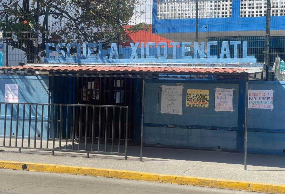 Escuelas en el centro de Veracruz realizan paro de “brazos caídos” por falta de pago
