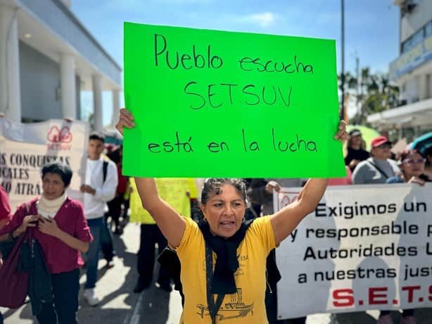 Protestan trabajadores de la UV; exigen 20% de aumento salarial en Veracruz | VIDEO