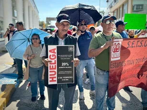 Protestan trabajadores de la UV; exigen 20% de aumento salarial en Veracruz | VIDEO