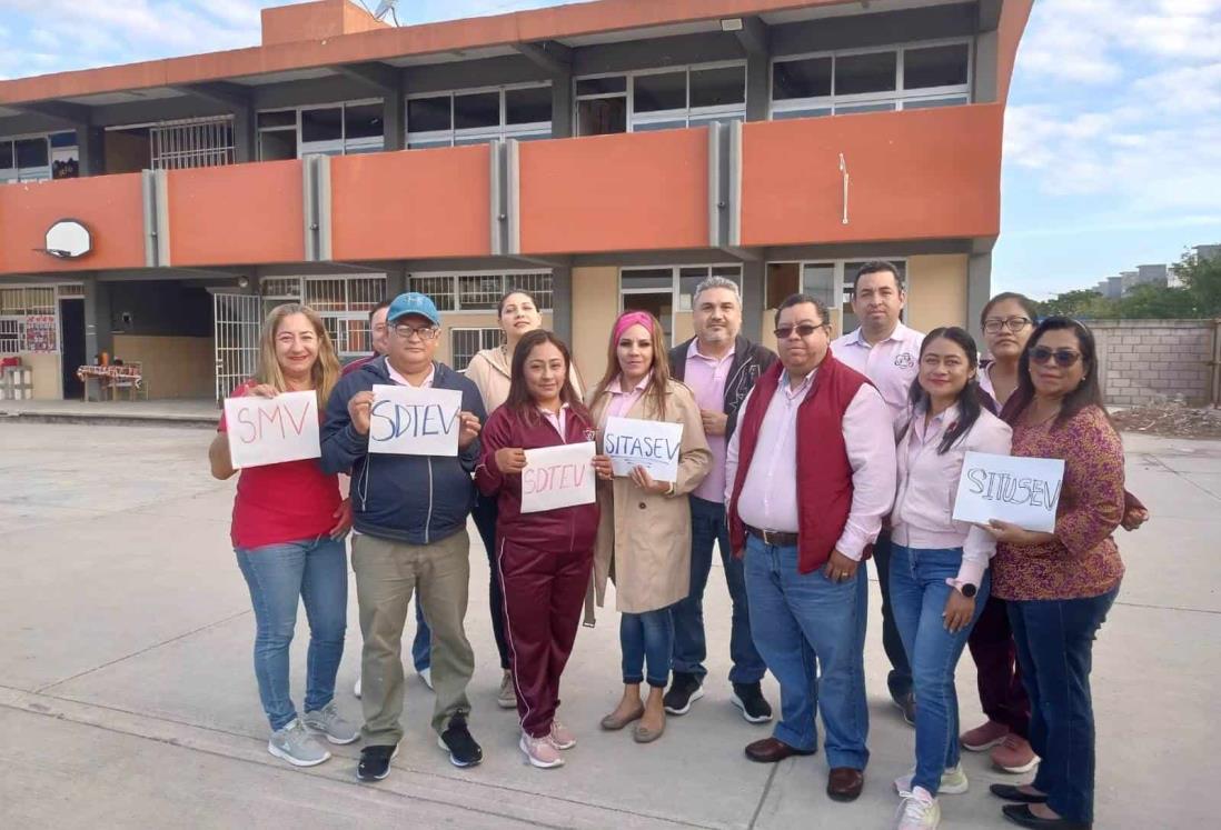 Maestros de Medellín de Bravo se manifiestan contra la SEV por falta de pago