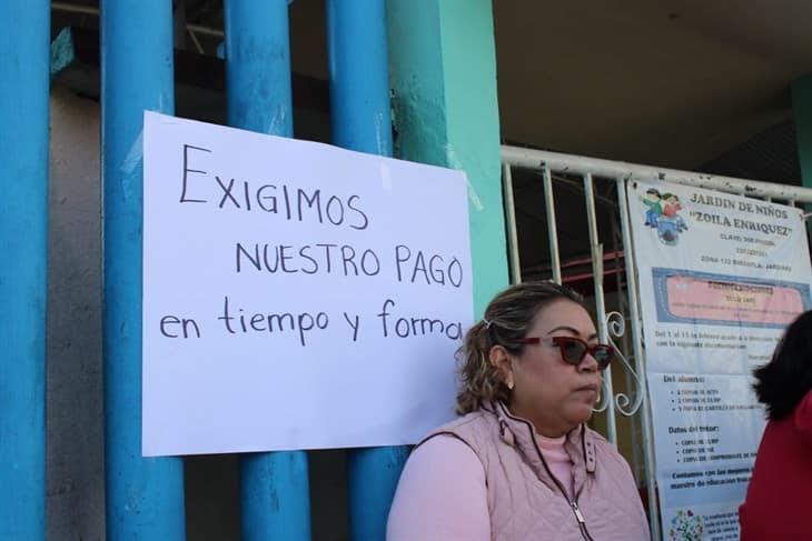 Se manifiestan en escuelas de Misantla; docentes exigen pago inmediato de quincena 