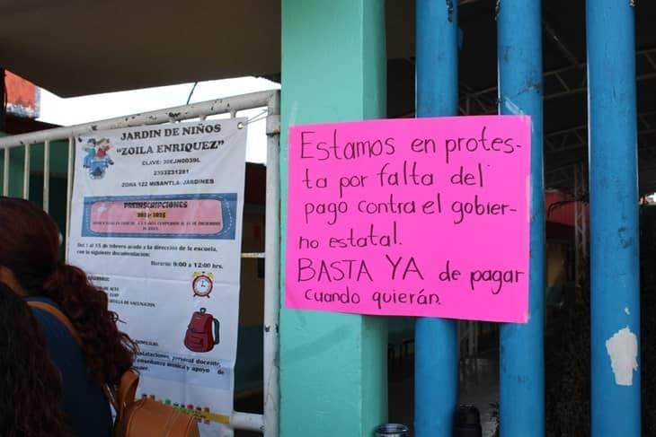 Se manifiestan en escuelas de Misantla; docentes exigen pago inmediato de quincena 