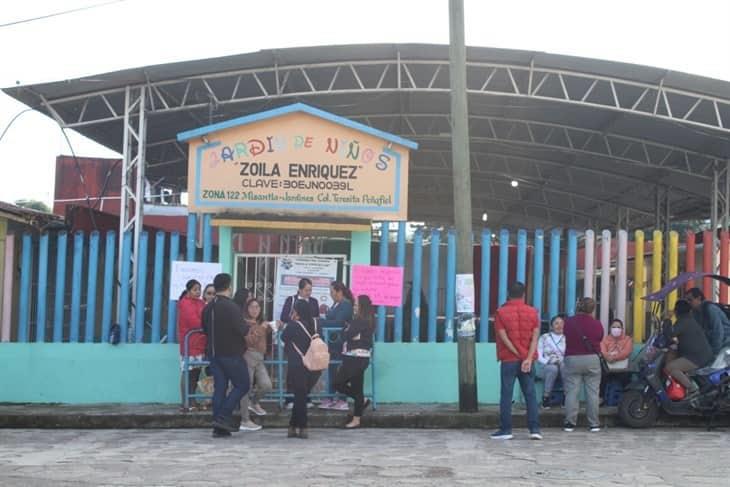 Se manifiestan en escuelas de Misantla; docentes exigen pago inmediato de quincena 