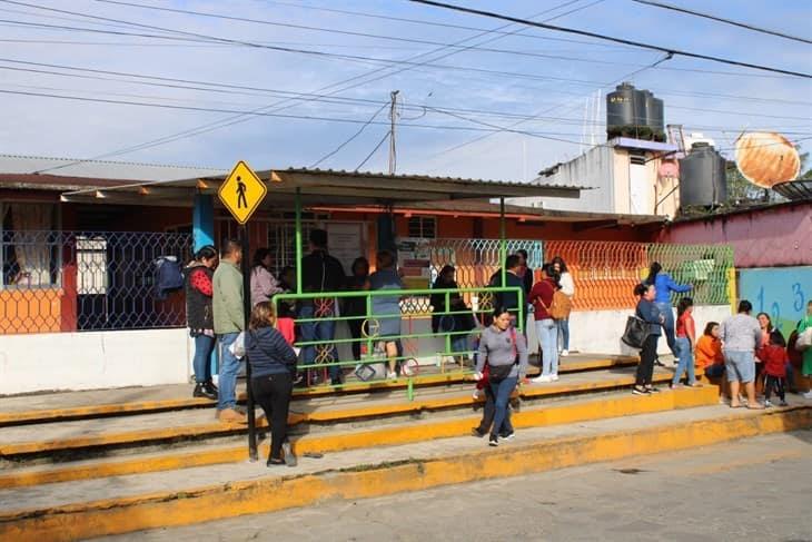 Se manifiestan en escuelas de Misantla; docentes exigen pago inmediato de quincena 