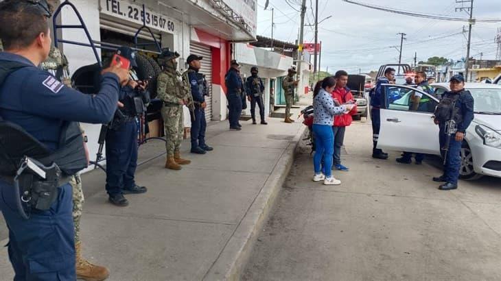 Fuerte movilización policial tras reporte de sustracción de mujer en Tlapacoyan