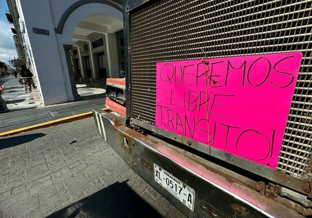 Caos vial en centro de Veracruz; transportistas y maestros de la UV se manifiestan frente a Palacio Municipal