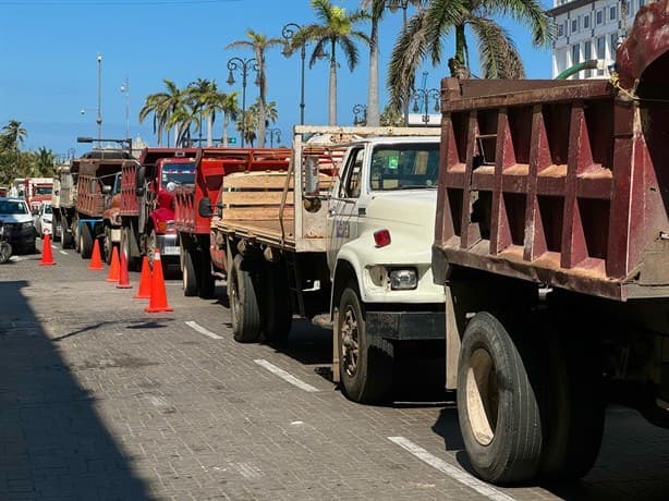 Caos vial en centro de Veracruz; transportistas y maestros de la UV se manifiestan frente a Palacio Municipal