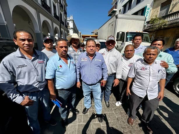 Caos vial en centro de Veracruz; transportistas y maestros de la UV se manifiestan frente a Palacio Municipal