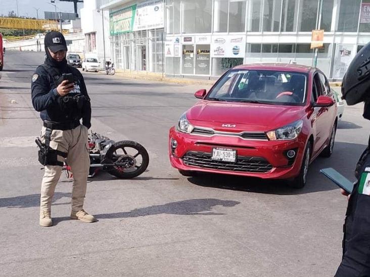 En Xalapa, impactan a motociclista frente a Viveros El Olmo