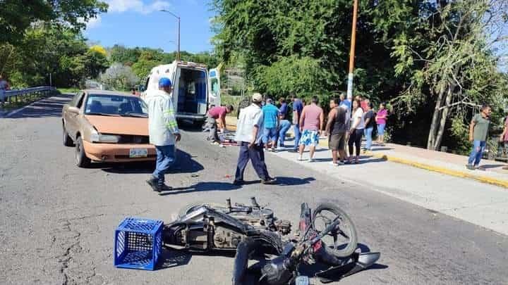 Motociclista se impacta contra automóvil en Paso de Ovejas y termina en hospital