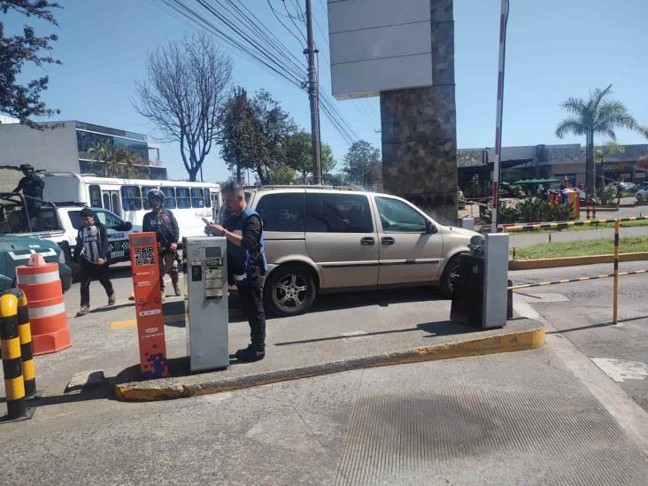 Roban miles de pesos a empleado del Ayuntamiento de Miahuatlán en Urban Center Xalapa
