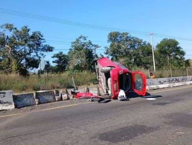 En Emiliano Zapata automóvil se impacta con muro divisor en carretera