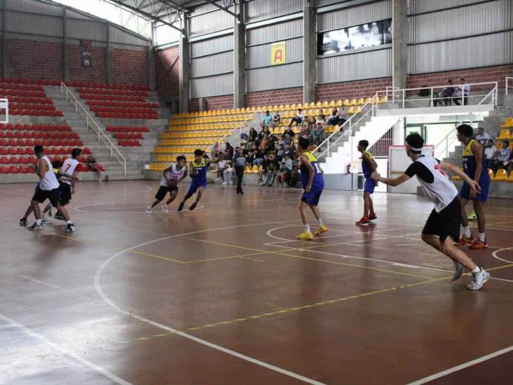 Ayuntamiento de Orizaba niega a deportistas permiso para usar cancha de basquetbol
