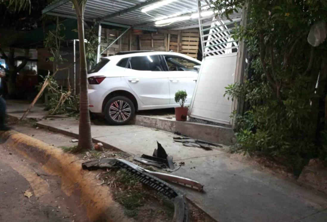 Jóvenes estrellan su automóvil contra el portón de una casa en Veracruz