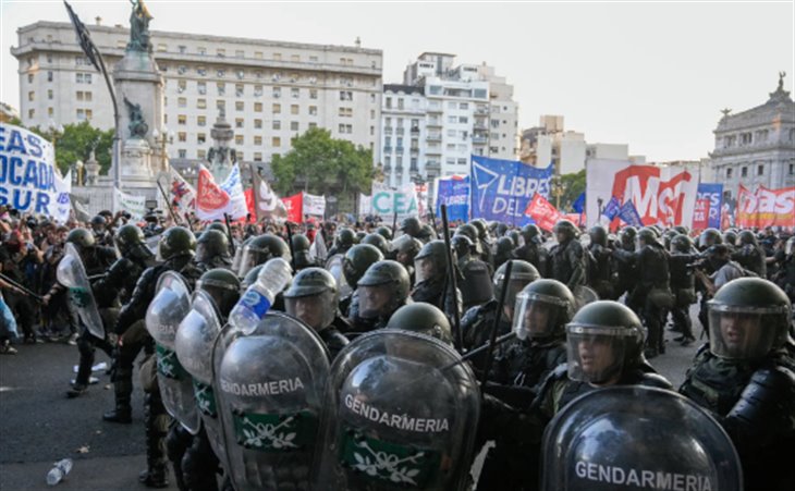 AMLO lamenta represión policial en Argentina
