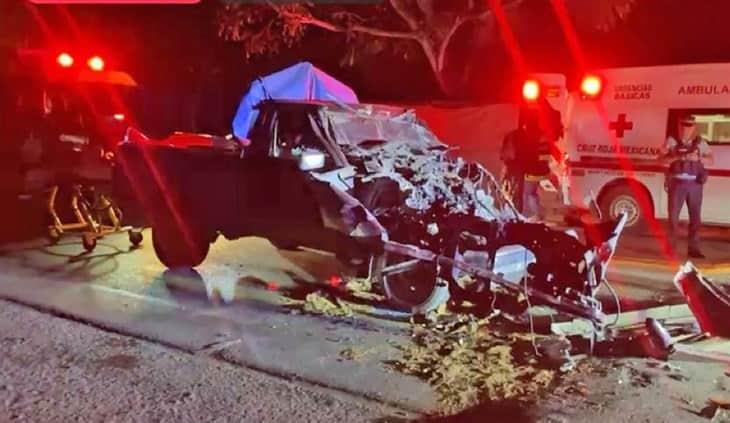 Fuerte choque deja camioneta destrozada en Martínez