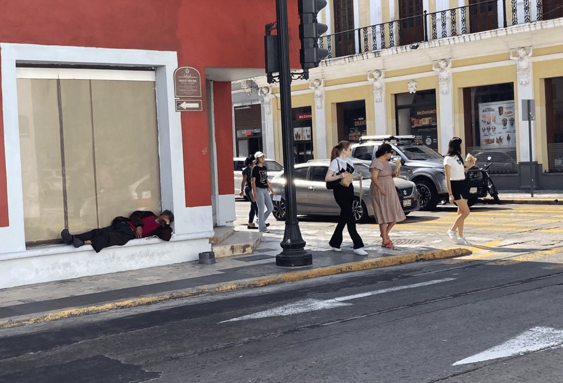Personas en situación de calle evitan dormir en albergues de Veracruz